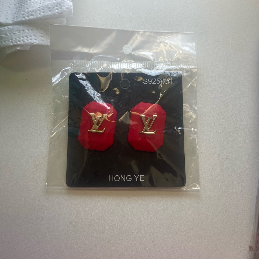 Great pair of earrings stud post with rubber back